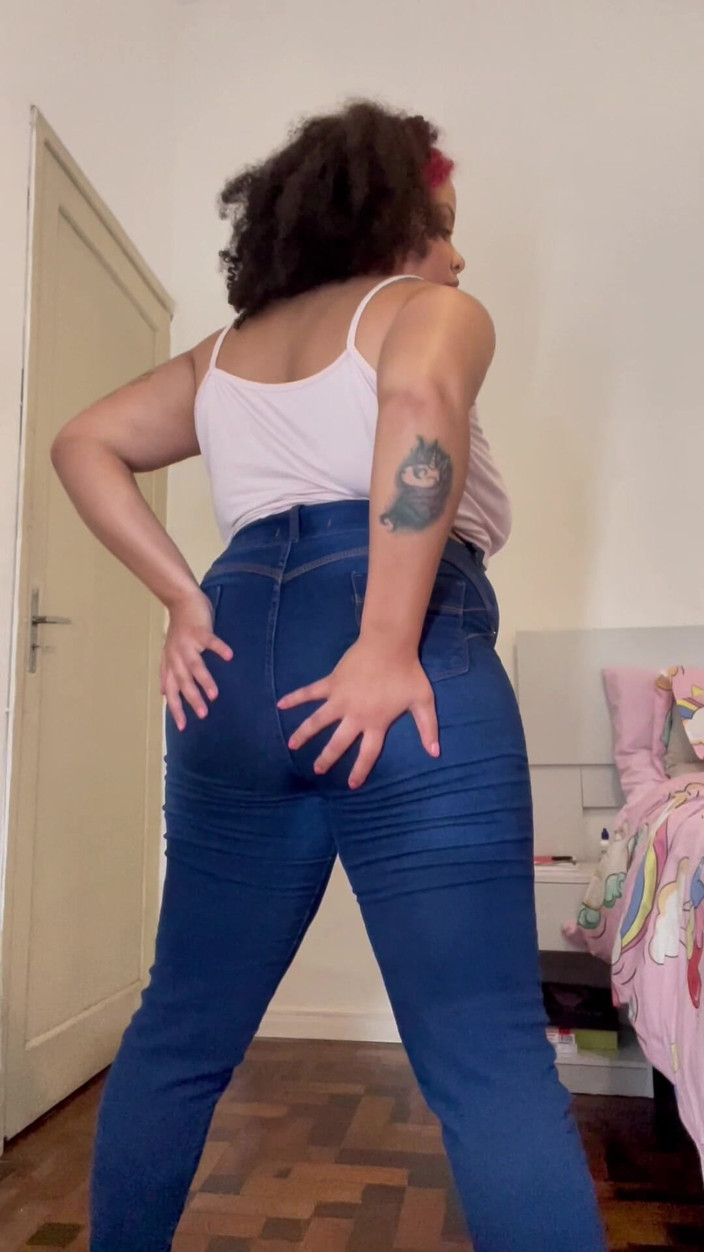 Cutiepiie Chubby: BBWの大きなお尻がジーンズとレギンスでおならとげっぷをする