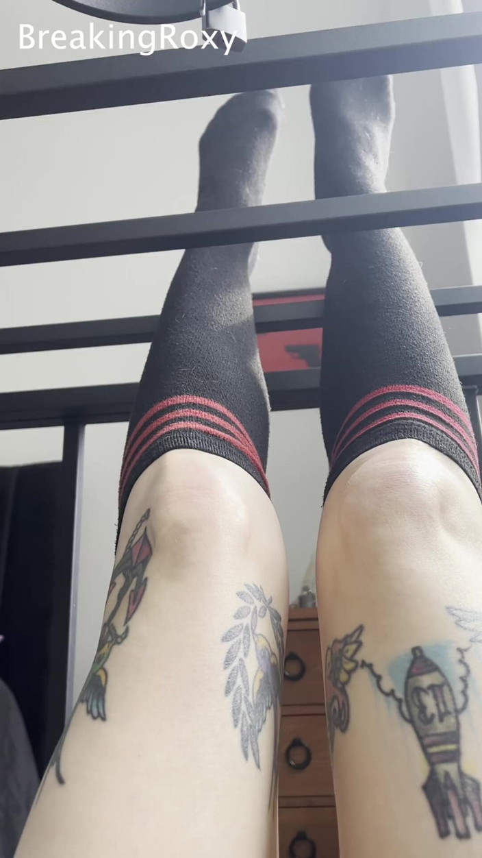 Roxy the Brat: Awek hamba Sangkar Dalam Stoking Tinggi Lutut Menggesel Kaki Terhadap...