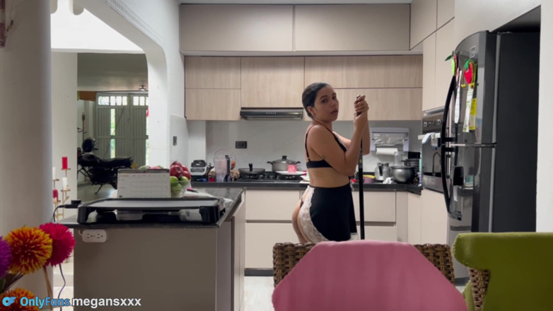 MeGanSxx: Nhân viên của tôi rất gợi cảm, tôi muốn cô ấy