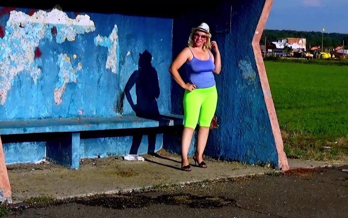 RedRoseRus: Yellow Leggings - Big Ass Walk on Road