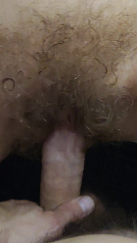 내 털이 무성한 보지를 면도하고 나를 따먹는 동안 그는 내 샤워에 온다. 그는 카메라 4K에 모든 것을 했다.위험한hairycouple에 의해 만들어진