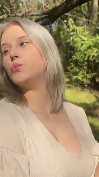Procházka opuštěným parkem při hledání exhibicionisty