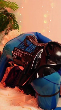 Lateksowe gumowe wideo za kulisami - 2 lesbijki uprawiają gorący seks w domu robiąc porno