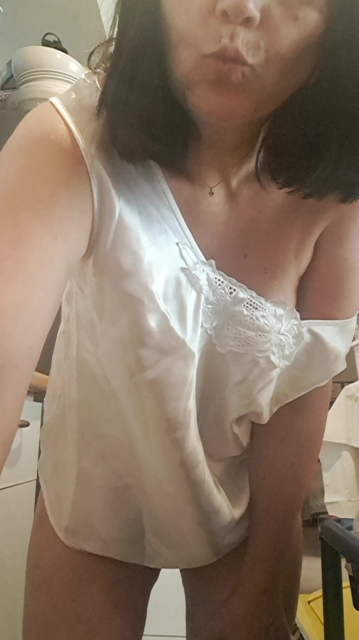 Mommy big hairy pussy: Mijn man was me aan het opnemen zonder slipje in...