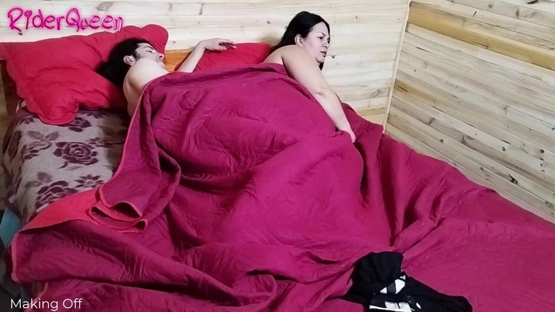 Riderqueen: Zkouška v posteli, manžel paroháč natáčí svou manželku s mladým šukačem