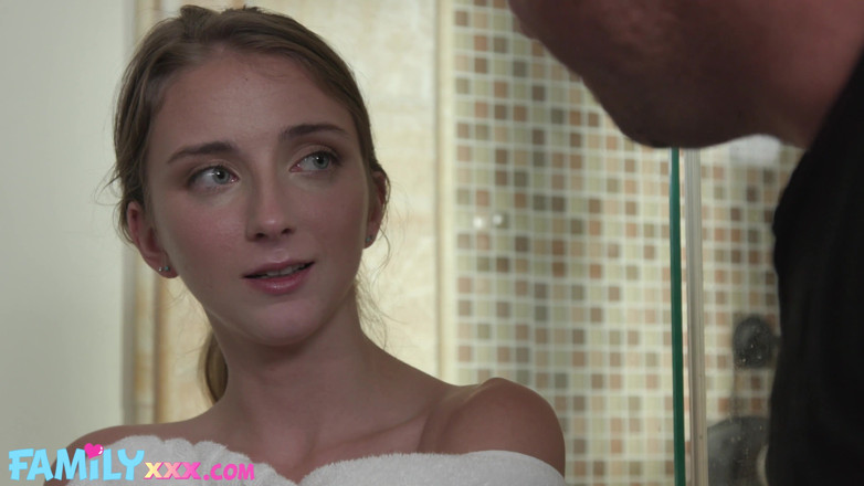 FamilyXXX: Macy chaad ko dikhaati hai ki kitni chhoti sauteli bahan...