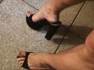 Mutsakin: My Feet with High Heels on