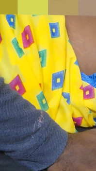 La padrona di una casa indiana scopa il suo inquilino per non aver pagato l'affitto