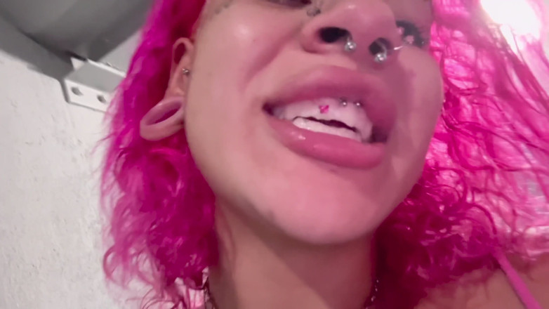 Nali Marie: Drooling Public Flashing &amp; Spitting All Over This Random Hallway