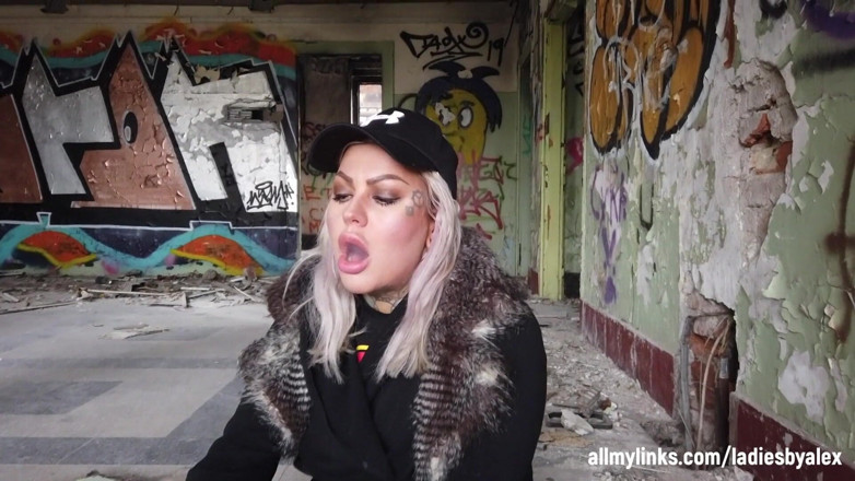 Fetish videos by Alex: O doamnă blondă fumează o țigară electronică pe scară
