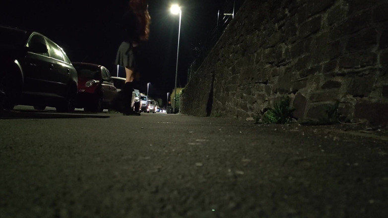 The Midnight Minx: 女装は忙しい道路で絶頂