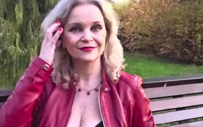 Misses_Jenny: Veste en cuir rouge et bottes en cuir noir