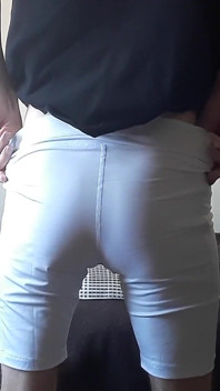 Ich ziehe meine running shorts nach unten