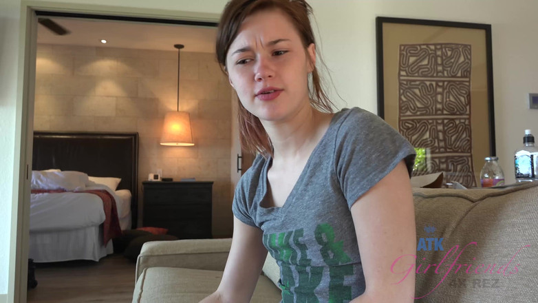 Classic ATK Girlfriends: Haar zoete poesje smaakt zo goed, en het lijkt erop...