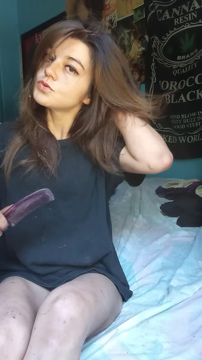 Freakshowsuckerr: Cewek imut rambut cokelat ini lagi asik ngentot dildo ukuran...