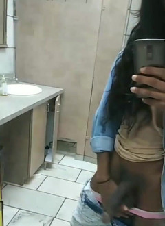 AJ180: Her yerde sikini göstermeyi seviyor