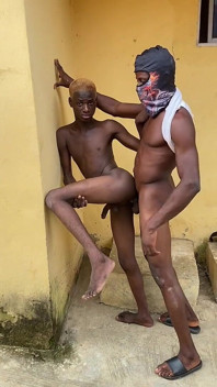 Chico y Brown en casa