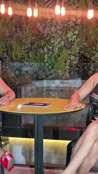 Gorąca i nienasycona blondynka MILF wróciła do porno, by uprawiać seks bez ograniczeń