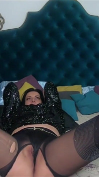 Une salope excitée en collants danse et se masturbe dans des collants déchirés et un haut brillant