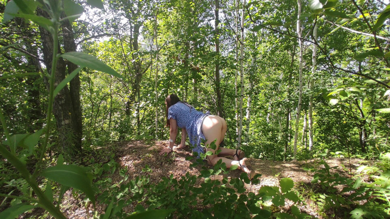 MissPopa: Zvednu si šaty a ukážu zadek na břehu řeky