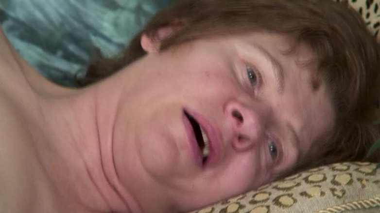 Onlyvids: geile oma masturbiert und wird dann gefickt