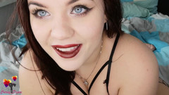 Anja Amelia: Mladá německá dívka si nutí třesou orgasmus