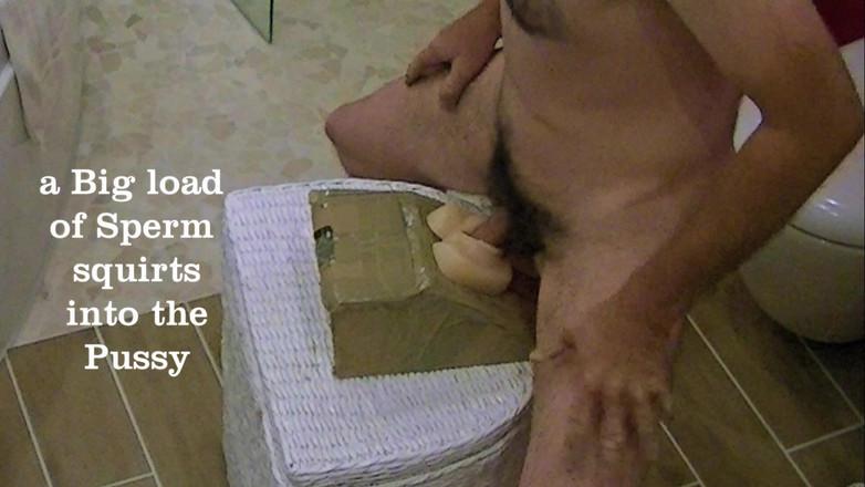 Mark Hannes: Scopa la fleshlight e si masturba in bagno