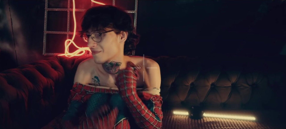 HotDogs studio: Costum de Spider-Man. Băiatul pozează dedesubt. Nesimțit