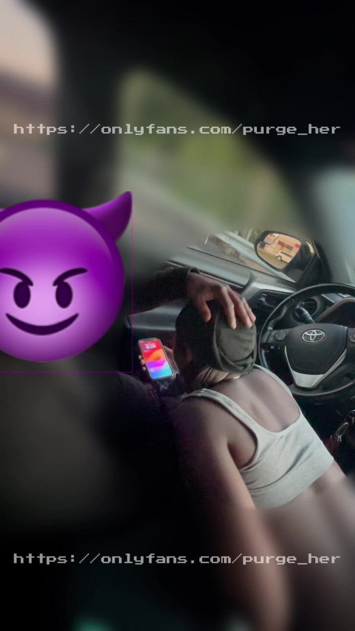 Purge_her: Bilar passerar medan hon suger min kuk