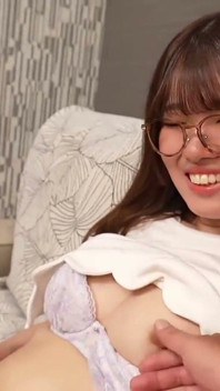 Tichá obyčejná dívka se tváří v tvář své první intimní lekci. Brzy se sama udělá a poddá se těžkému creampie