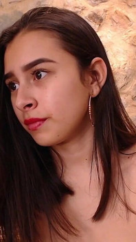 Piccola Latina Si Scopa La Figa Con Un Dildo in Uno Spettacolo Dal Vivo