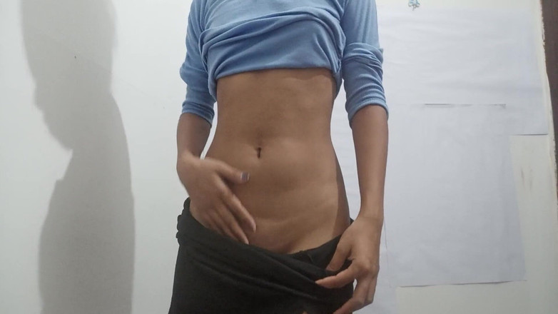 desigirl93: Sevimli minyon kız amına mastürbasyon yapıyor