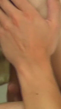 Muskularny blond hunk dokładnie lubi głębokie namiętne rimming