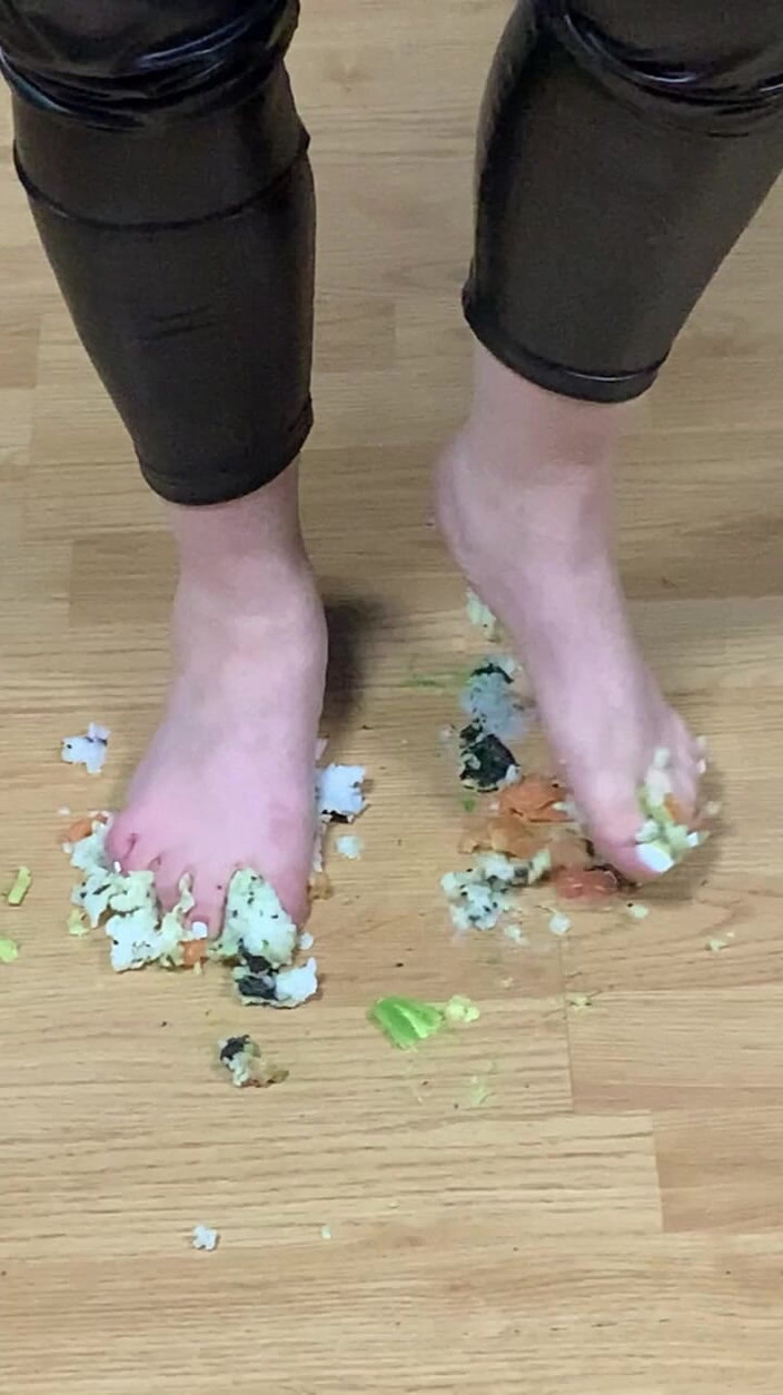 Maitresse Clara: Hij neemt zijn maaltijd dankzij mijn voeten...