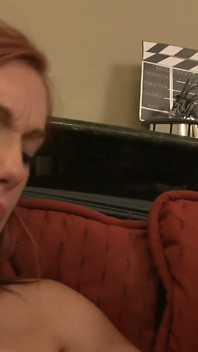Lesbiene tinere incredibil de excitate se fut pe canapea cu o jucărie