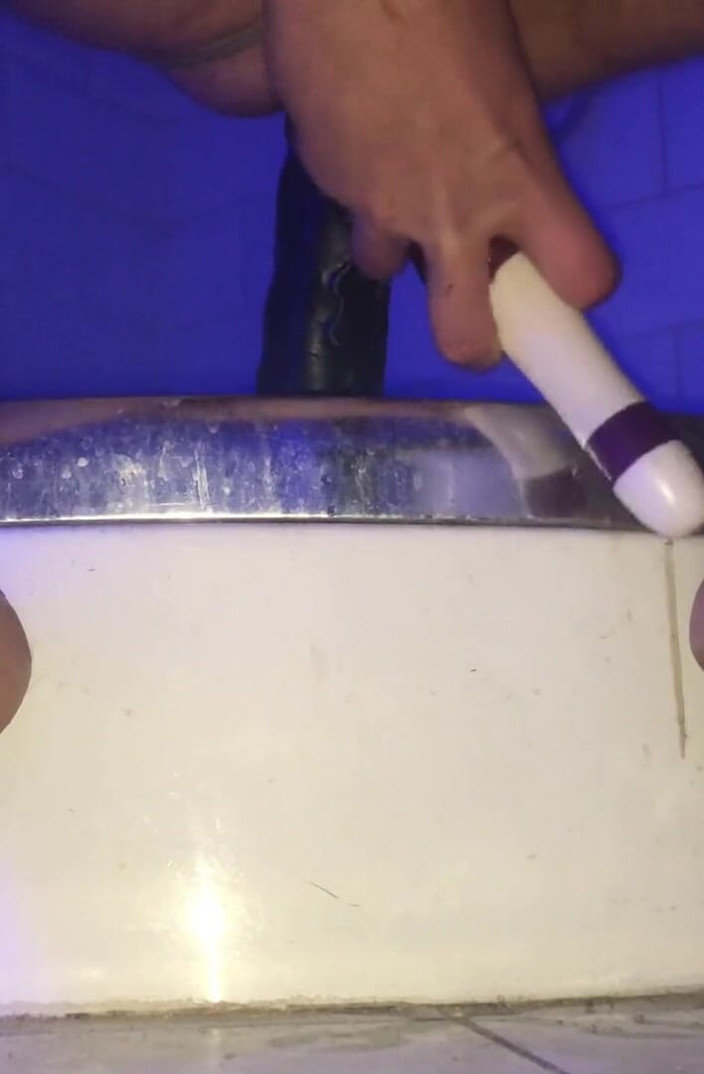 Mia Fuckdatass: Bekaret kemeri içindeki kadın kılıklı kadın büyük siyah dildo ile...