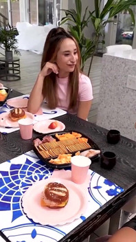 Traditionell asiatisk middagsmat: styvmors avsugning, styvsysterens fitta och styvmors mun