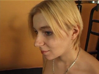 POV Orgasms: Blonďatá děvka kouří velký penis v POV