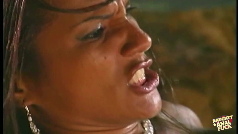 Naughty anal fuck: Retro filmy, jako je tento, zachytily krásu sexy brunetek, které...