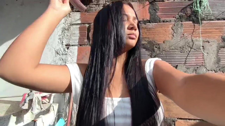 Isabel: Cepilla mi pelo mojado al sol, hasta que se seque