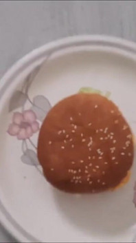 Il mio delizioso e succoso hamburger di pipì!!