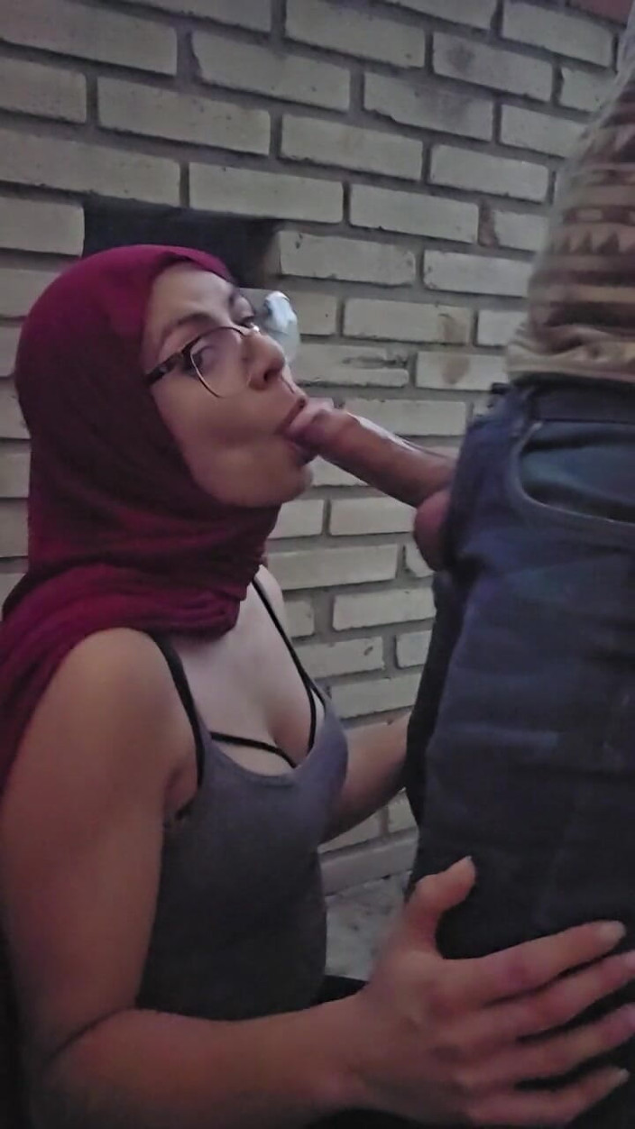 MiaNIqab: Blowjob at the Entrance of the House Mia Niqab