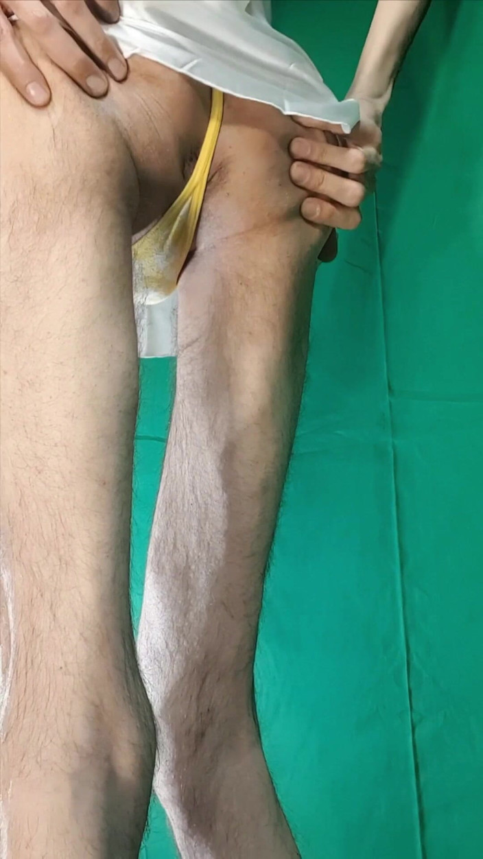 HeIsSooThin: Gele plaid string en satijnen witte nachtjapon