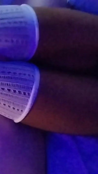 Masturbasi pakai stoking jaring-jaring putih di paha pelacur kulit hitamku yang menawan