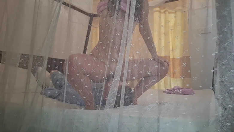 Karina_Doll: In Thailand auf dem gesicht eines Touristen sitzen und mehrere...