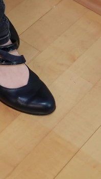Collants et chaussures de style danse usés - taquinage des pieds élégant