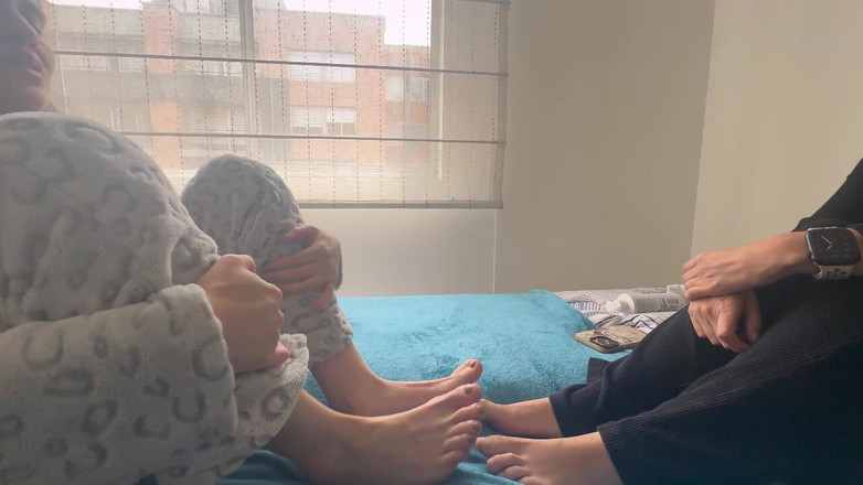 scarlettandc: Foot Fight của hai người phụ nữ yêu.