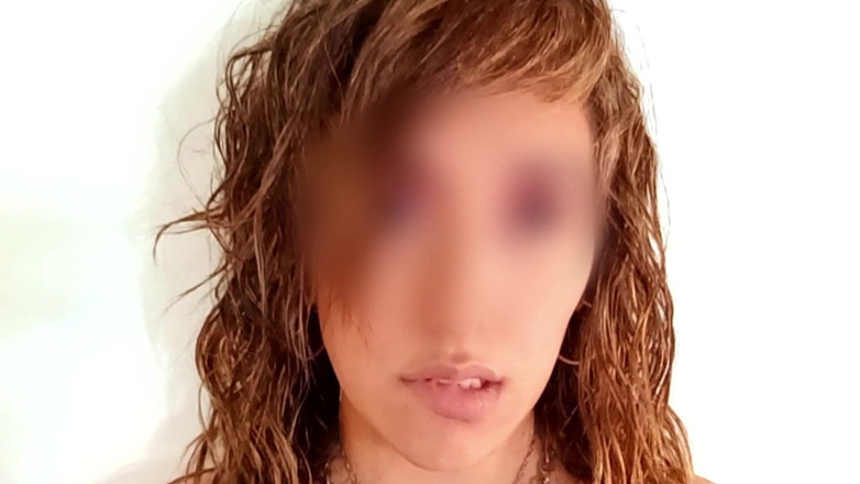 LadyRoma: 我继父的好朋友射在我的内裤里