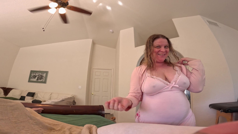 Erin Electra: La Matrigna Ti Sorprende a Nasconderti Nel Suo Letto E...