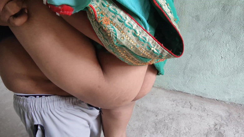biharisonam: ลูกพี่ลูกน้องสาวใส่ส่าหรีและสวมไม้กวาดนอกบ้านเมื่อพ่อเลี้ยงโดนเย็ดด้านข้าง